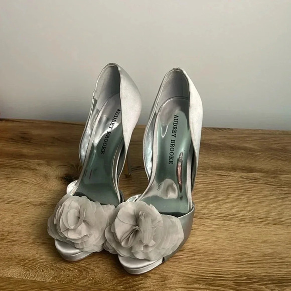 Audrey Brooke silver heels size 7 - Picture 1 of 16